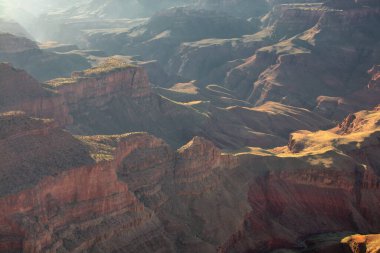 Arizona, ABD 'deki Grand Canyon Ulusal Parkı' nın Güney Halkası 'ndan nefes kesici görüntüler. Dramatik uçurumları, geniş manzaraları ve bu doğal güzelliğin hayranlık uyandıran güzelliğini tecrübe edin.