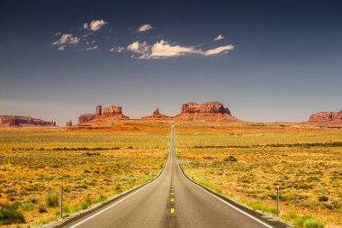 Amerika 'nın ikonik anıt vadisi, çarpıcı kırmızı kumtaşı popoları, engin çöl manzarası ve dramatik gökyüzü. Bu nefes kesici manzara, Amerika 'nın güneybatısının kalbine bir bakış sunuyor.