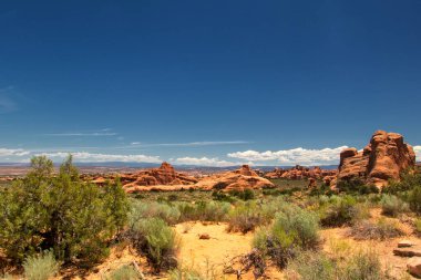 ABD 'nin Utah eyaletindeki Arches Ulusal Parkı' nın doğal harikalarına hayret ediyorum. Görkemli kumtaşı kemerleri, yüksek kuleler ve uçsuz bucaksız çöl manzaraları gerçeküstü ve hayranlık uyandırıcı bir manzara yaratıyor.