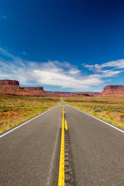 ABD 'nin Utah kentindeki 128. Otoyol, nefes kesen kızıl kaya kanyonları, Colorado Nehri ve geniş çöl manzaraları manzarası sunuyor. Bu rota, Amerika 'nın güneybatısında pitoresk bir yolculuktur.