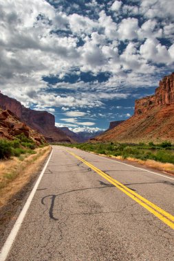 ABD 'nin Utah kentindeki 128. Otoyol, nefes kesen kızıl kaya kanyonları, Colorado Nehri ve geniş çöl manzaraları manzarası sunuyor. Bu rota, Amerika 'nın güneybatısında pitoresk bir yolculuktur.