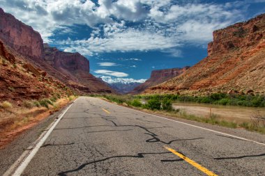 ABD 'nin Utah kentindeki 128. Otoyol, nefes kesen kızıl kaya kanyonları, Colorado Nehri ve geniş çöl manzaraları manzarası sunuyor. Bu rota, Amerika 'nın güneybatısında pitoresk bir yolculuktur.
