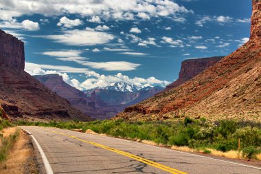 ABD 'nin Utah kentindeki 128. Otoyol, nefes kesen kızıl kaya kanyonları, Colorado Nehri ve geniş çöl manzaraları manzarası sunuyor. Bu rota, Amerika 'nın güneybatısında pitoresk bir yolculuktur.