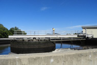 Cairns, FNQ, Avustralya, atık su arıtma tesisi, atık suyun yeniden kullanılması veya bertaraf edilmesi için güvenli suya işlenmesi yoluyla çevre yönetimini güvence altına almaktadır. Su kalitesi standartlarını korumak için filtreleme, biyolojik tedavi ve dezenfeksiyon uygular..