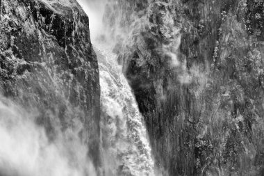 Kuranda, FNQ, Avustralya yakınlarındaki muhteşem Barron Şelaleleri yağmur mevsiminde tam akış halindedir. Bereketli yağmur ormanlarıyla çevrili su çağlayanı hayret verici ve dramatik doğal bir manzara yaratıyor.
