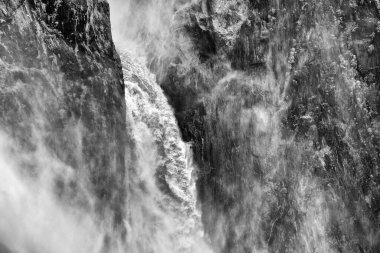 Kuranda, FNQ, Avustralya yakınlarındaki muhteşem Barron Şelaleleri yağmur mevsiminde tam akış halindedir. Bereketli yağmur ormanlarıyla çevrili su çağlayanı hayret verici ve dramatik doğal bir manzara yaratıyor.