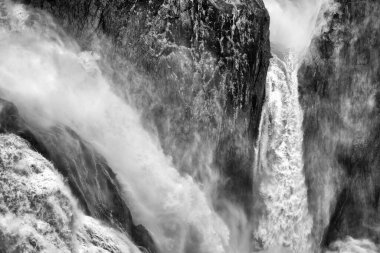 Kuranda, FNQ, Avustralya yakınlarındaki muhteşem Barron Şelaleleri yağmur mevsiminde tam akış halindedir. Bereketli yağmur ormanlarıyla çevrili su çağlayanı hayret verici ve dramatik doğal bir manzara yaratıyor.