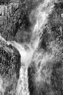 Kuranda, FNQ, Avustralya yakınlarındaki muhteşem Barron Şelaleleri yağmur mevsiminde tam akış halindedir. Bereketli yağmur ormanlarıyla çevrili su çağlayanı hayret verici ve dramatik doğal bir manzara yaratıyor.