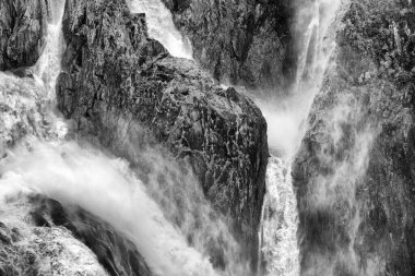 Kuranda, FNQ, Avustralya yakınlarındaki muhteşem Barron Şelaleleri yağmur mevsiminde tam akış halindedir. Bereketli yağmur ormanlarıyla çevrili su çağlayanı hayret verici ve dramatik doğal bir manzara yaratıyor.