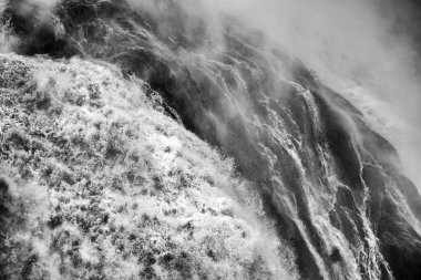 Kuranda, FNQ, Avustralya yakınlarındaki muhteşem Barron Şelaleleri yağmur mevsiminde tam akış halindedir. Bereketli yağmur ormanlarıyla çevrili su çağlayanı hayret verici ve dramatik doğal bir manzara yaratıyor.