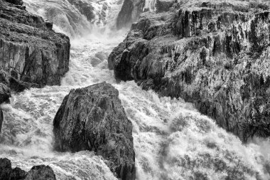 Kuranda, FNQ, Avustralya yakınlarındaki muhteşem Barron Şelaleleri yağmur mevsiminde tam akış halindedir. Bereketli yağmur ormanlarıyla çevrili su çağlayanı hayret verici ve dramatik doğal bir manzara yaratıyor.