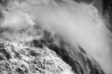 Kuranda, FNQ, Avustralya yakınlarındaki muhteşem Barron Şelaleleri yağmur mevsiminde tam akış halindedir. Bereketli yağmur ormanlarıyla çevrili su çağlayanı hayret verici ve dramatik doğal bir manzara yaratıyor.