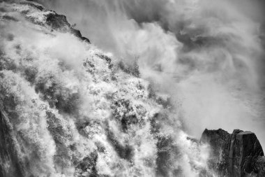 Kuranda, FNQ, Avustralya yakınlarındaki muhteşem Barron Şelaleleri yağmur mevsiminde tam akış halindedir. Bereketli yağmur ormanlarıyla çevrili su çağlayanı hayret verici ve dramatik doğal bir manzara yaratıyor.