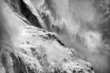 Kuranda, FNQ, Avustralya yakınlarındaki muhteşem Barron Şelaleleri yağmur mevsiminde tam akış halindedir. Bereketli yağmur ormanlarıyla çevrili su çağlayanı hayret verici ve dramatik doğal bir manzara yaratıyor.