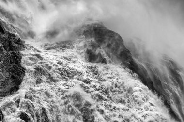 Kuranda, FNQ, Avustralya yakınlarındaki muhteşem Barron Şelaleleri yağmur mevsiminde tam akış halindedir. Bereketli yağmur ormanlarıyla çevrili su çağlayanı hayret verici ve dramatik doğal bir manzara yaratıyor.