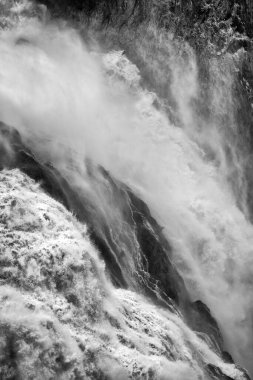 Kuranda, FNQ, Avustralya yakınlarındaki muhteşem Barron Şelaleleri yağmur mevsiminde tam akış halindedir. Bereketli yağmur ormanlarıyla çevrili su çağlayanı hayret verici ve dramatik doğal bir manzara yaratıyor.