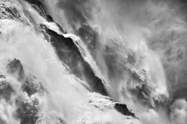 Kuranda, FNQ, Avustralya yakınlarındaki muhteşem Barron Şelaleleri yağmur mevsiminde tam akış halindedir. Bereketli yağmur ormanlarıyla çevrili su çağlayanı hayret verici ve dramatik doğal bir manzara yaratıyor.