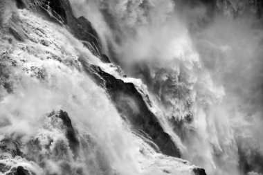 Kuranda, FNQ, Avustralya yakınlarındaki muhteşem Barron Şelaleleri yağmur mevsiminde tam akış halindedir. Bereketli yağmur ormanlarıyla çevrili su çağlayanı hayret verici ve dramatik doğal bir manzara yaratıyor.