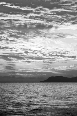 Mercan Denizi 'nde sabah, Avustralya' nın FNQ kentindeki Trinity Sahili 'nin sakin izleriyle. Sahnede yumuşak dalgalar, altın kumlar ve huzur dolu bir ortam var. Rahatlamak ve doğanın tadını çıkarmak için mükemmel.