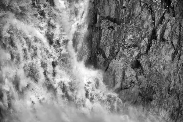 Kuranda, FNQ, Avustralya yakınlarındaki muhteşem Barron Şelaleleri yağmur mevsiminde tam akış halindedir. Bereketli yağmur ormanlarıyla çevrili su çağlayanı hayret verici ve dramatik doğal bir manzara yaratıyor.