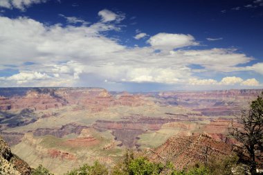 Büyük Kanyon Ulusal Parkı, Arizona, ABD 'nin Güney Halkası' ndan hayranlık uyandırıcı görüntüler. Dramatik uçurumlara, geniş manzaralara ve bu ikonik doğa harikasının nefes kesici güzelliğine hayran kaldım.