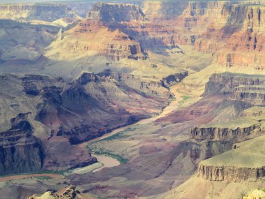 Büyük Kanyon Ulusal Parkı, Arizona, ABD 'nin Güney Halkası' ndan hayranlık uyandırıcı görüntüler. Dramatik uçurumlara, geniş manzaralara ve bu ikonik doğa harikasının nefes kesici güzelliğine hayran kaldım.