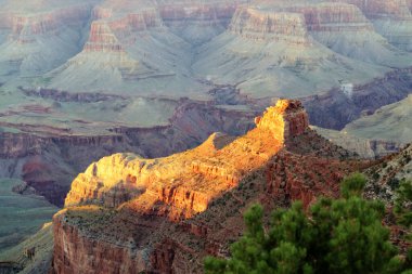 Büyük Kanyon Ulusal Parkı, Arizona, ABD 'nin Güney Halkası' ndan hayranlık uyandırıcı görüntüler. Dramatik uçurumlara, geniş manzaralara ve bu ikonik doğa harikasının nefes kesici güzelliğine hayran kaldım.