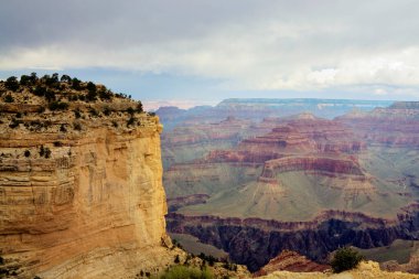 Büyük Kanyon Ulusal Parkı, Arizona, ABD 'nin Güney Halkası' ndan hayranlık uyandırıcı görüntüler. Dramatik uçurumlara, geniş manzaralara ve bu ikonik doğa harikasının nefes kesici güzelliğine hayran kaldım.