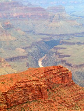 Büyük Kanyon Ulusal Parkı, Arizona, ABD 'nin Güney Halkası' ndan hayranlık uyandırıcı görüntüler. Dramatik uçurumlara, geniş manzaralara ve bu ikonik doğa harikasının nefes kesici güzelliğine hayran kaldım.