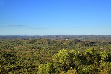 Cobbold Gorge, FNQ, Avustralya 'daki engebeli taşra manzarası ve çalı arazisi. Çarpıcı manzaraları, eşsiz kaya oluşumlarını ve bu uzak ve pitoresk bölgeyi tanımlayan seyrek bitkileri keşfedin.
