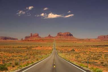 Utah, ABD 'deki Anıt Vadisi' ne doğru yol alıyoruz.