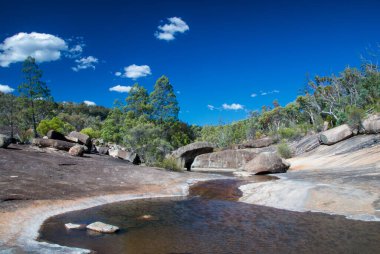 Girraween Ulusal Parkı 'ndaki Bald Rock Creek, Güneydoğu Queensland, Avustralya. Bu manzarada berrak sular, granit kayalar ve çeşitli bitki örtüleri bulunur. Doğa yürüyüşleri ve açık hava keşifleri için mükemmeldir.