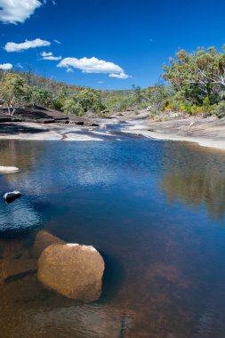 Girraween Ulusal Parkı 'ndaki Bald Rock Creek, Güneydoğu Queensland, Avustralya. Bu manzarada berrak sular, granit kayalar ve çeşitli bitki örtüleri bulunur. Doğa yürüyüşleri ve açık hava keşifleri için mükemmeldir.