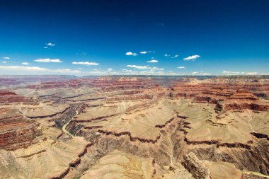 Görkemli Büyük Kanyon manzarası, nefes kesici manzaralar ve dramatik manzaralar. Amerika 'nın doğal harikalarından birini vurgulayan seyahat, doğa ve macera projeleri için mükemmel..