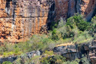 Kayalık çıkıntıların ve sık çalılıkların olduğu engebeli taşra manzarası. Avustralya 'nın vahşi güzelliğini vurgulayan seyahat, doğa ve macera projeleri için mükemmel..