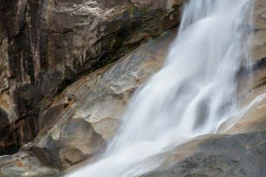 Avustralya 'nın Queensland kentindeki UNESCO Dünya Mirası' nda yer alan Cassowary Sahili 'ndeki Murray Falls. Bu nefes kesen şelale bereketli yağmur ormanlarıyla çevrili. Huzurlu ve pitoresk bir doğa deneyimi sunuyor..