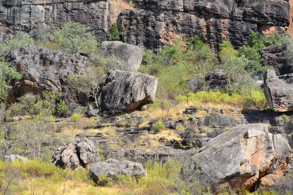 stock image Rugged Outback scenery featuring rocky outcrops and dense bushland. Perfect for travel, nature, and adventure projects highlighting Australia's wild beauty.