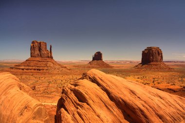 Amerika 'nın batısında yol gezisi, çeşitli manzaraları, ikonik işaretleri ve nefes kesici manzaraları keşfetmek. Açık yolların özgürlüğünü ve yeni yerler keşfetme macerasını tecrübe edin.