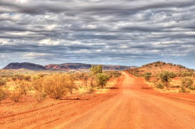 Outback Travel, Avustralya Kırmızı Merkezi, Hermannsburg / Alice Springs yakınlarındaki toprak yol, Kuzey Bölgesi, Avustralya