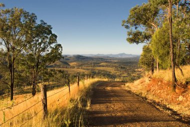 Güneydoğu Queensland, Queensland, Avustralya 'daki valilik koltuğuna giden eski Spicers Gap Yolu.