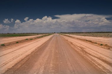 Avustralya 'nın taşrasında toprak yol, Bourke' un batısında, Yeni Güney Galler, Avustralya