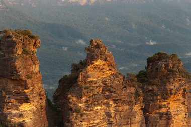 Katoomba yakınlarındaki Üç Kız Kardeş, Yeni Güney Galler, Avustralya