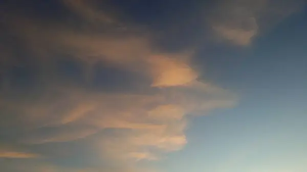 Güzel gün batımı gökyüzü bulutlu