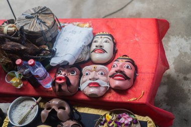 Geleneksel Bali Maskeleri. Balili maskeler bir törende