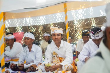 Tanrı ile birlikte Hindu tapınağı. Geleneksel bir bale töreninin portresi. Bali Tapınağı.