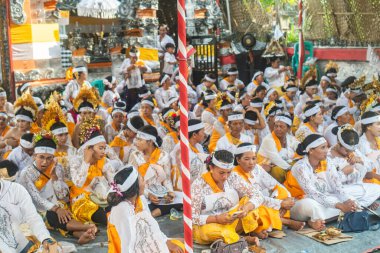Metatah ya da Mepandes ya da diş dolgusu Bali geleneksel törenlerinden biridir..