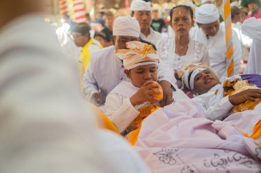 Tanrı ile birlikte Hindu tapınağı. Geleneksel bir bale töreninin portresi. Bali Tapınağı.