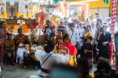 Balili maskeli dans, Balili geleneksel kutsal dans.