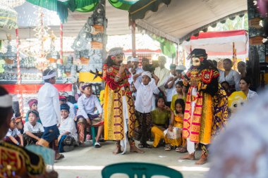 Balili maskeli dans, Balili geleneksel kutsal dans.