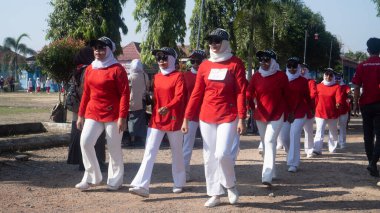Endonezya 'nın bağımsızlık günü barbarların içinde yürüyor..